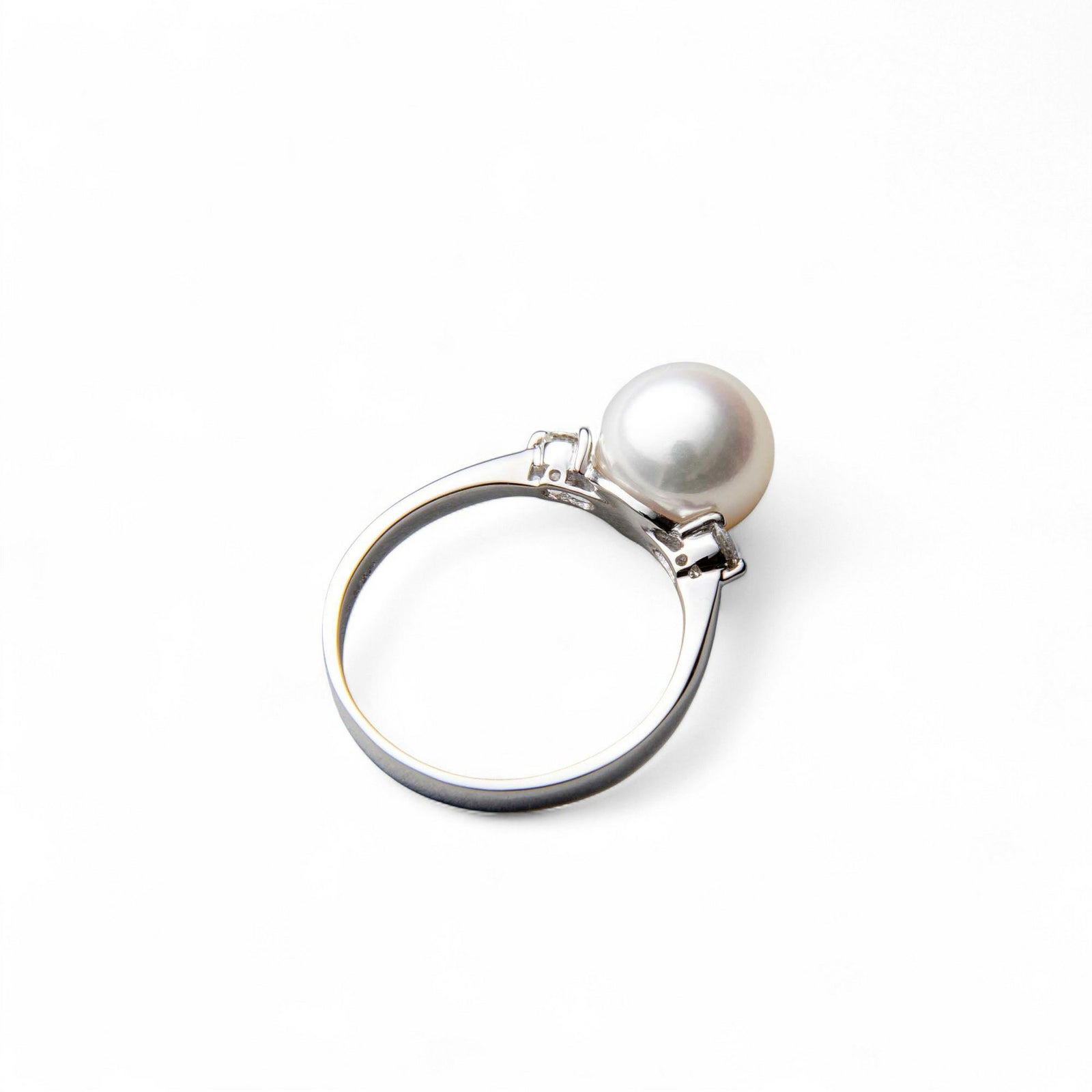 オーロラ花珠真珠 鑑別書付 シンプル2石ダイヤ パールリング（指輪） ホワイト系 8.5-9.0mm AAA Pt900 プラチナ 0.15ct [n3]［51-2581］[人気 ロングセラー]（あこや本真珠 リング）（冠婚葬祭 フォーマル）