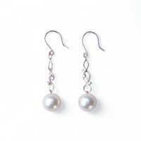 オーロラ花珠真珠 鑑別書付 アラベスクデザイン フックパールピアス ホワイト系 8.5-9.0mm AAA  K18WG ホワイトゴールド 0.02ct×2 [n4][高品質 プレミアム]（真珠 ピアス）（フォーマル パーティ）