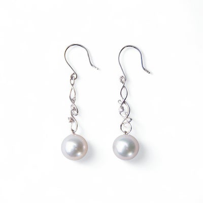 オーロラ花珠真珠 鑑別書付 アラベスクデザイン フックパールピアス ホワイト系 8.5-9.0mm AAA  K18WG ホワイトゴールド 0.02ct×2 [n4][高品質 プレミアム]（真珠 ピアス）（フォーマル パーティ）