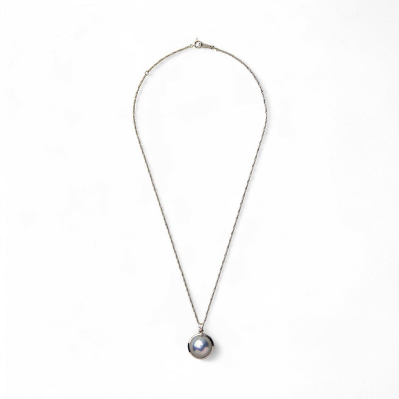 マベ真珠 ネックレスパールペンダント（チェーン付） オーロラブルー系 13mmUP A～BAA  K18WG ホワイトゴールド（本真珠）[n3]