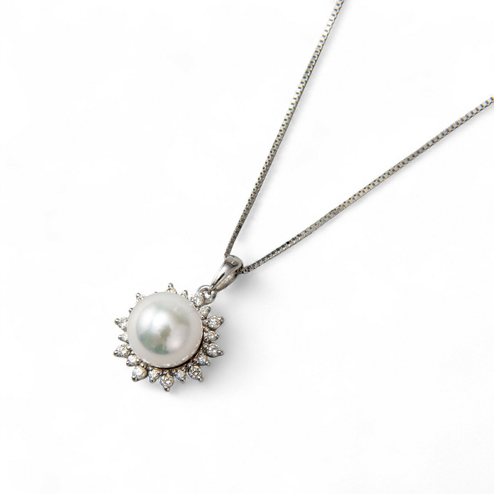 オーロラ花珠真珠 鑑別書付 ダイヤで囲んだ パールペンダント（45cmスライドチェーン付）  7.5-8.0mm AAA K18WG ホワイトゴールド 0.15ct [n3][高品質 プレミアム]