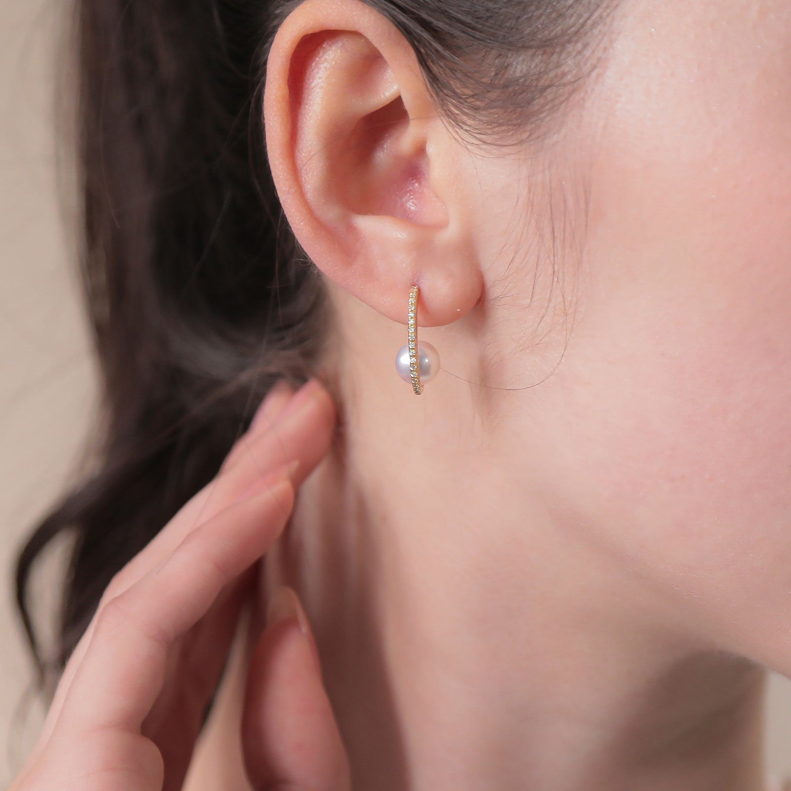 オーロラ花珠真珠 鑑別書付 ダイヤが並んだ スタッドパールピアス ホワイト系 7.5-8.0mm AAA K18WG/K18 ゴールド 0.08ct×2 [n4][高品質 プレミアム]（真珠 ピアス）（フォーマル パーティ）