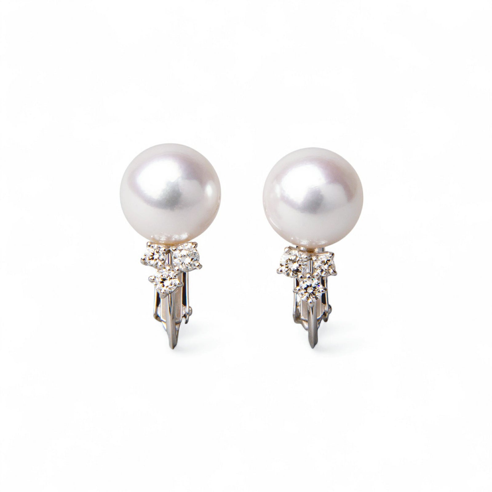 オーロラ花珠真珠 鑑別書付 3石ダイヤ輝く スタッドパールピイヤリング ホワイト系 8.0-8.5mm AAA K18WG ホワイトゴールド 0.09ct×2 [n4][高品質 プレミアム]（真珠 ピアス）（フォーマル パーティ）