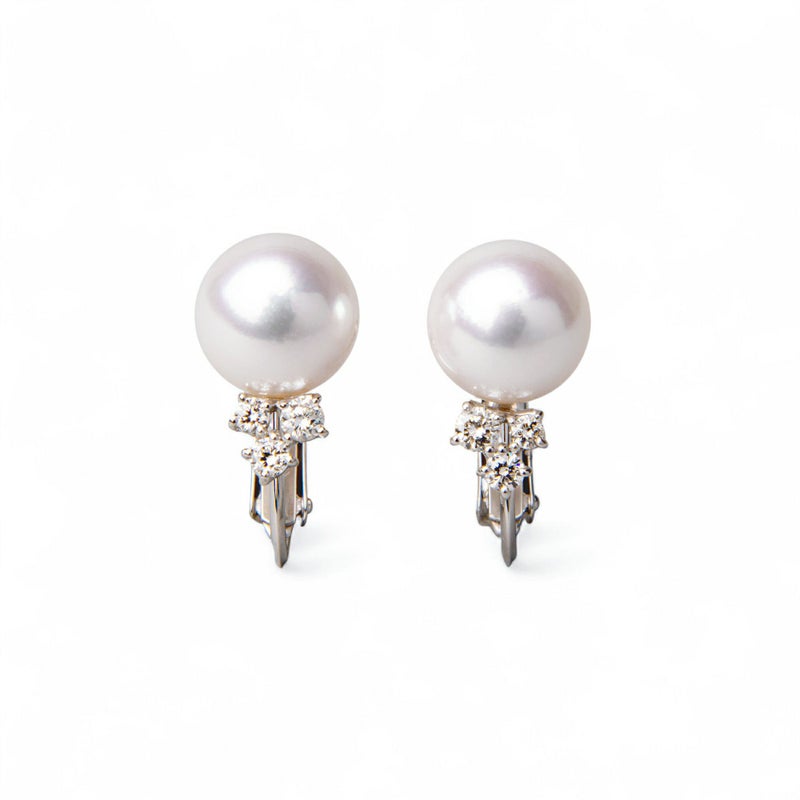 オーロラ花珠真珠 鑑別書付 3石ダイヤ輝く スタッドパールピイヤリング ホワイト系 8.0-8.5mm AAA K18WG ホワイトゴールド 0.09ct×2 [n4][高品質 プレミアム]（真珠 ピアス）（フォーマル パーティ）