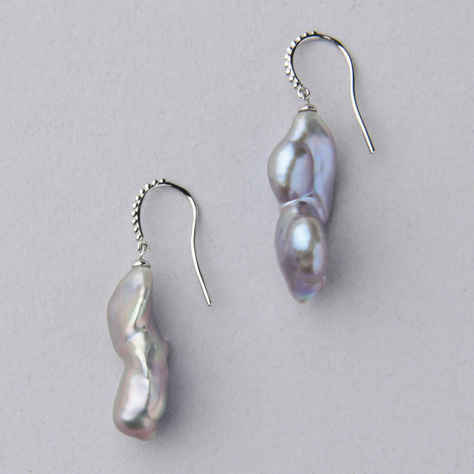 Unique fun! 淡水ケシ真珠 フックピアス　10-13mm PT900 バロック