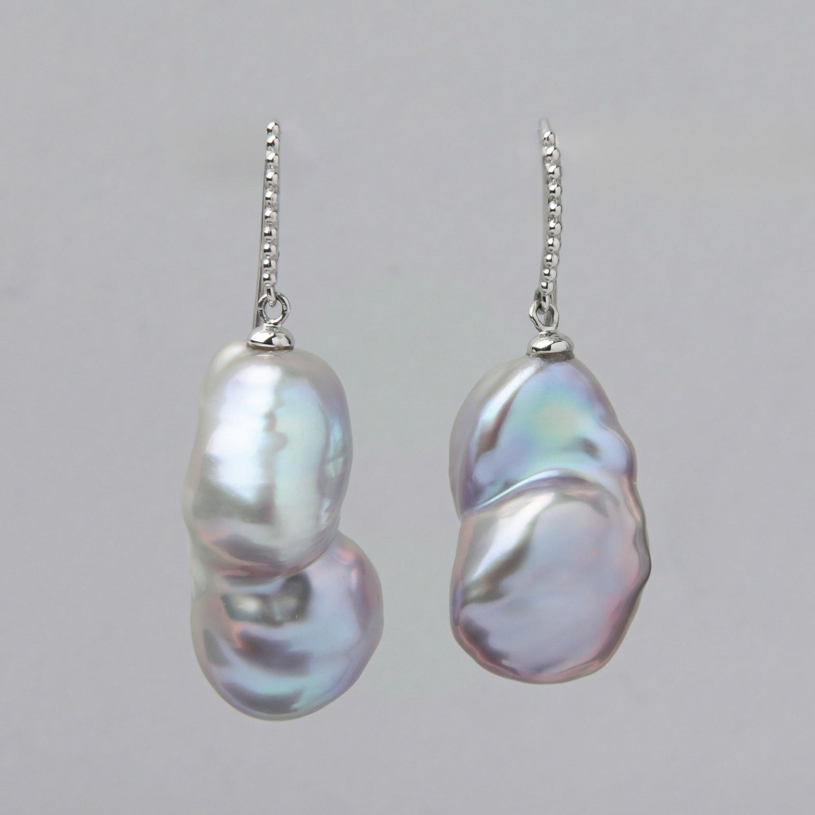Unique fun! 淡水ケシ真珠 フックピアス　10-13mm PT900 バロック