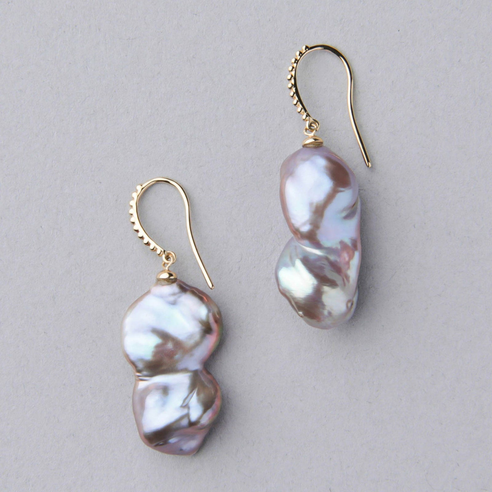 Unique fun! 淡水ケシ真珠 フックピアス　10-13mm K18YG バロック