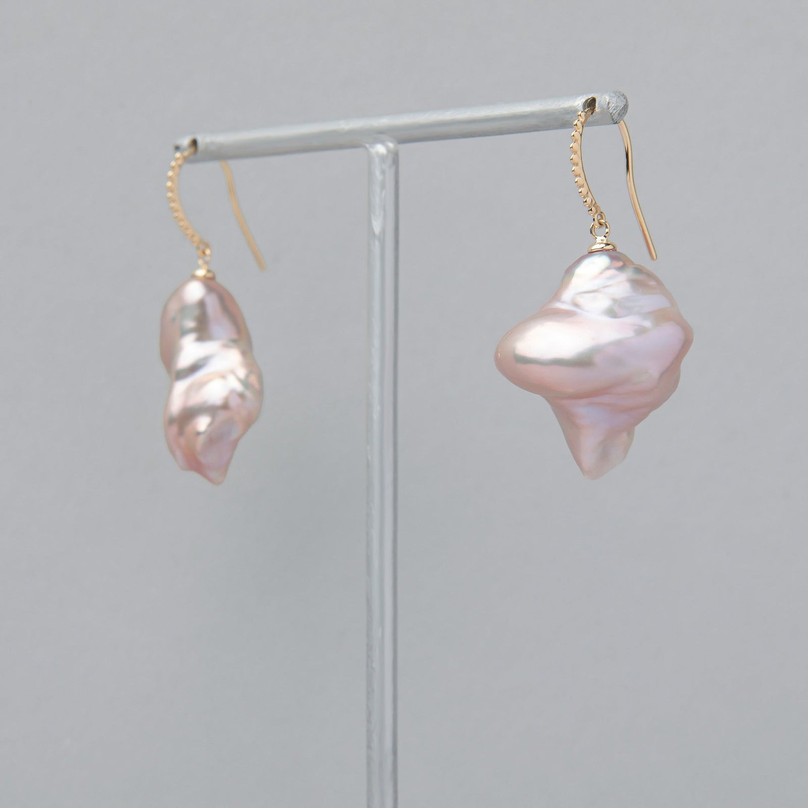 Unique fun! 淡水ケシ真珠 フックピアス　10-13mm K18YG バロック